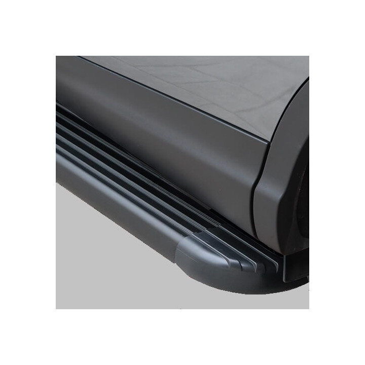 Marchepied latéral avec revêtement aluminium avec revêtement plastique noir complète.