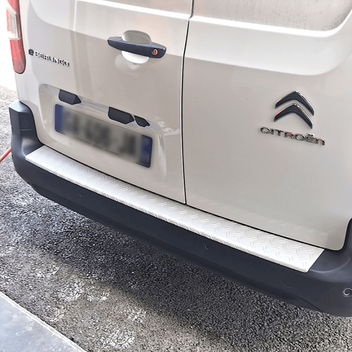 Seuil de coffre aluminium Renault Master 2024+ fixé sur véhicule - exemple sur un autre véhicule