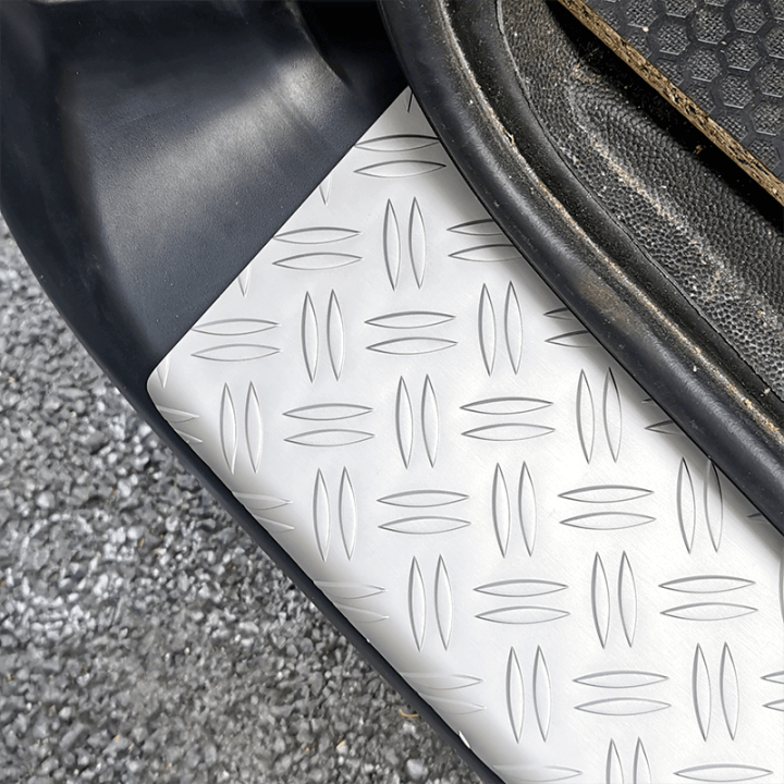 Seuil de coffre aluminium Renault Master 2024+ fixé sur véhicule - exemple sur un autre véhicule