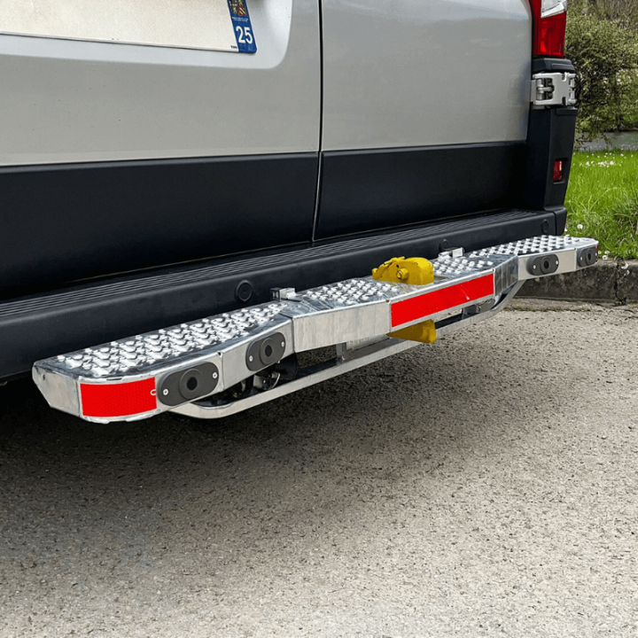 Marchepied en position fermée et verrouillée Ford Custom 2023+