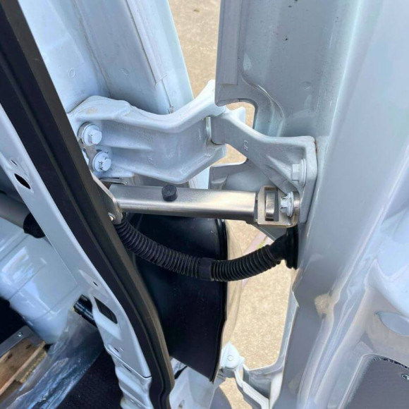 Résultat final après montage de l’arrêt de porte arrière pour Ford Custom 2023+ Résultat final après montage de l’arrêt de porte arrière pour Ford Custom 2023+
