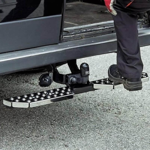 Marchepied inox universel Towhook installé sur attelage d’utilitaire