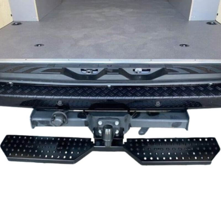 Marchepied noir universel Towhook monté sur attelage arrière de véhicule utilitaire