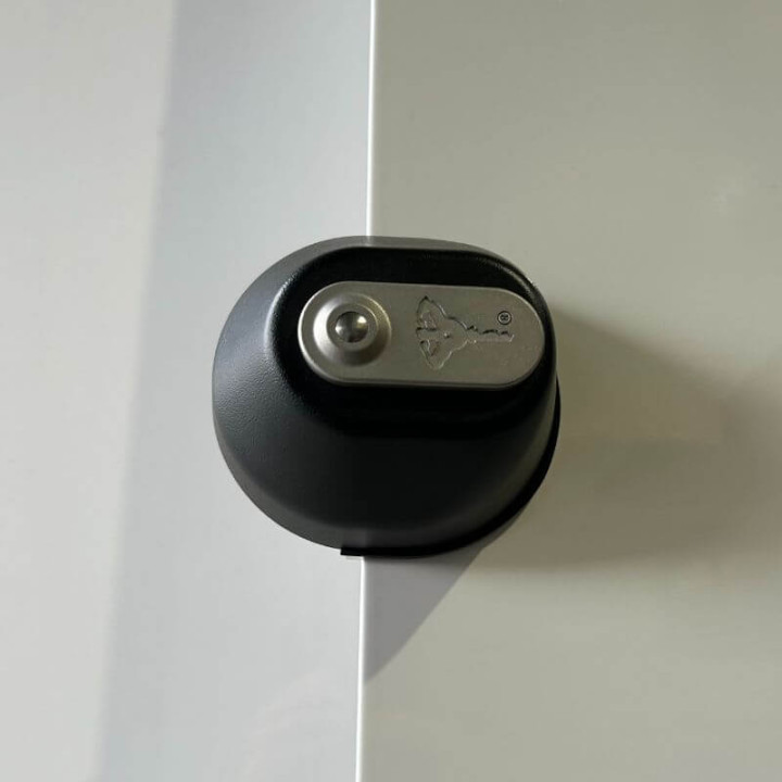 Serrure MVP3000 installée sur porte arrière d’un utilitaire – Discrétion et efficacité.