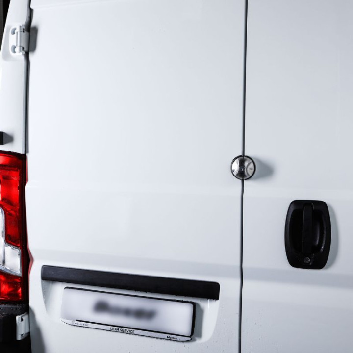 Serrure antivol DAKEN SATURN EVO sur porte arrière de véhicule utilitaire