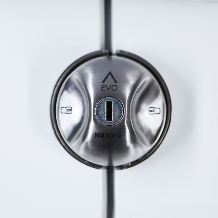 Détail serrure antivol utilitaire DAKEN SATURN EVO en inox avec cylindre sécurisé