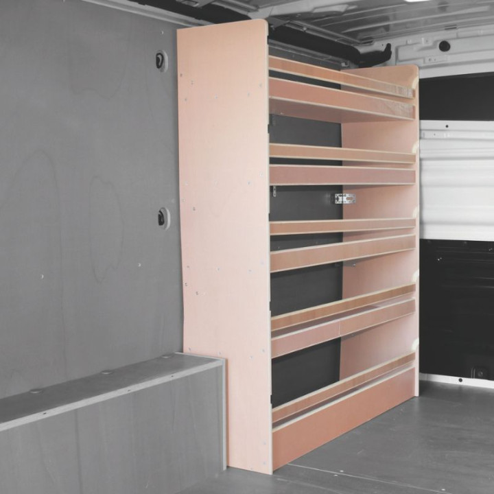 Aménagement utilitaire bois Renault Trafic 2014-2024 avec 4 étagères installé