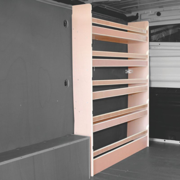 Aménagement utilitaire bois Renault Trafic 2014-2024 avec 4 étagères installé