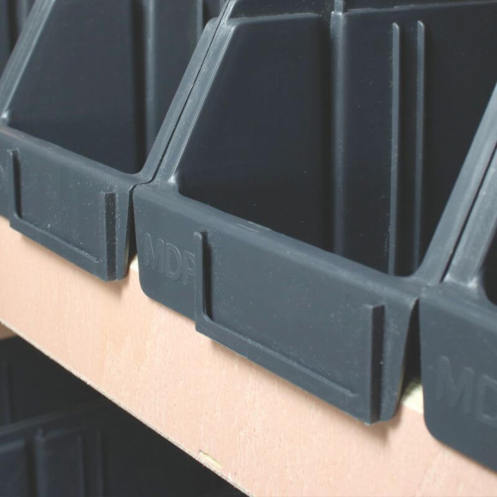 Détail bac de rangement grand format amovible sur étagère bois utilitaire