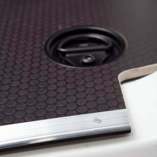 Plancher bois antidérapant Opel Movano avec barres de seuil et coupelles de finition.