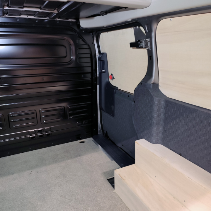 Intérieur de fourgon utilitaire équipé d’une serrure 3 points de sécurité