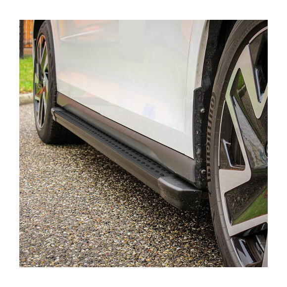 Marchepied latéral fixe, revêtement aluminium avec revêtement plastique noir sur le dessus.