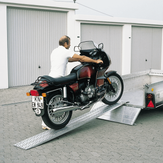 Rampe de chargement à profil perforé par emboutissage Rampe de chargement à profil perforé par emboutissage