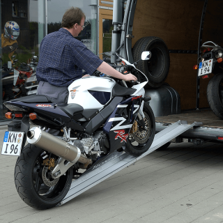 Rampe de chargement repliable à rebords Rampe de chargement repliable à rebords