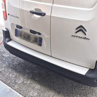Seuil de coffre aluminium Ford Custom - vue sur un utilitaire - exemple sur un autre véhicule Seuil de coffre aluminium Ford Custom - vue sur un utilitaire - exemple sur un autre véhicule