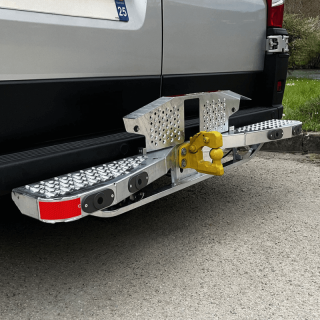 Marchepied en position relevée et verrouillée Opel Movano C 2022+ Marchepied en position relevée et verrouillée Opel Movano C 2022+