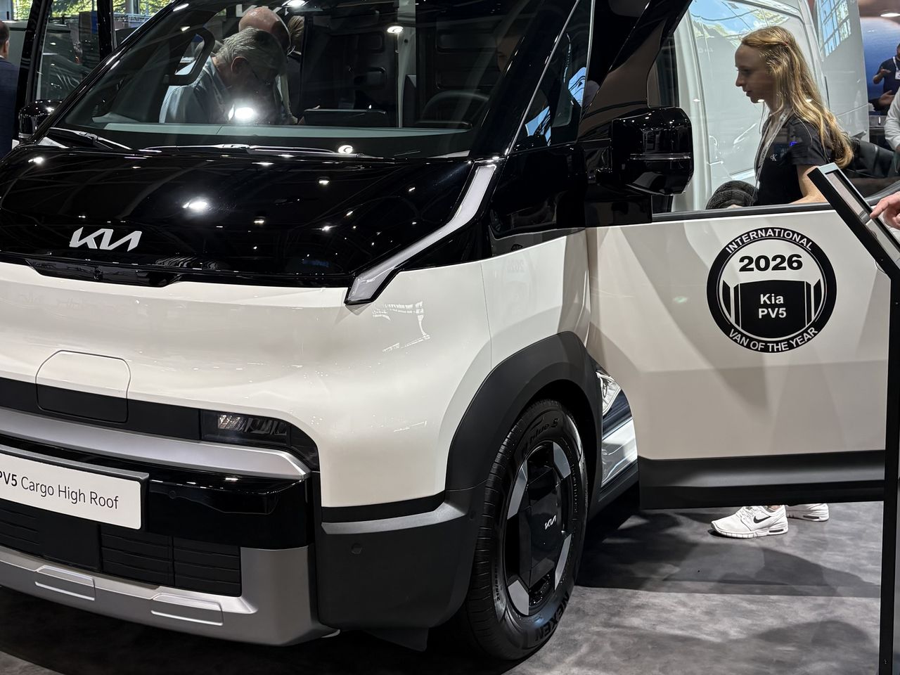 Kia PV5 Cargo High Roof (L2H2) exposé à l'IAA Transportation 2026 avec le macaron International Van of the Year 2026