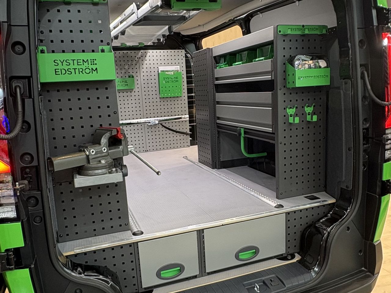 Accès arrière d'un Kia PV5 Cargo L2H1 aménagé par System Edström