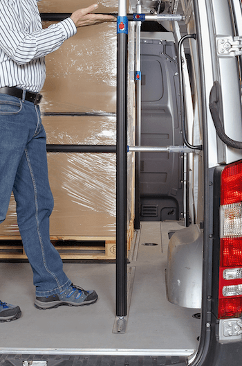 Barre d'arrimage avec embout pour fixation sur rail d'arrimage aéro