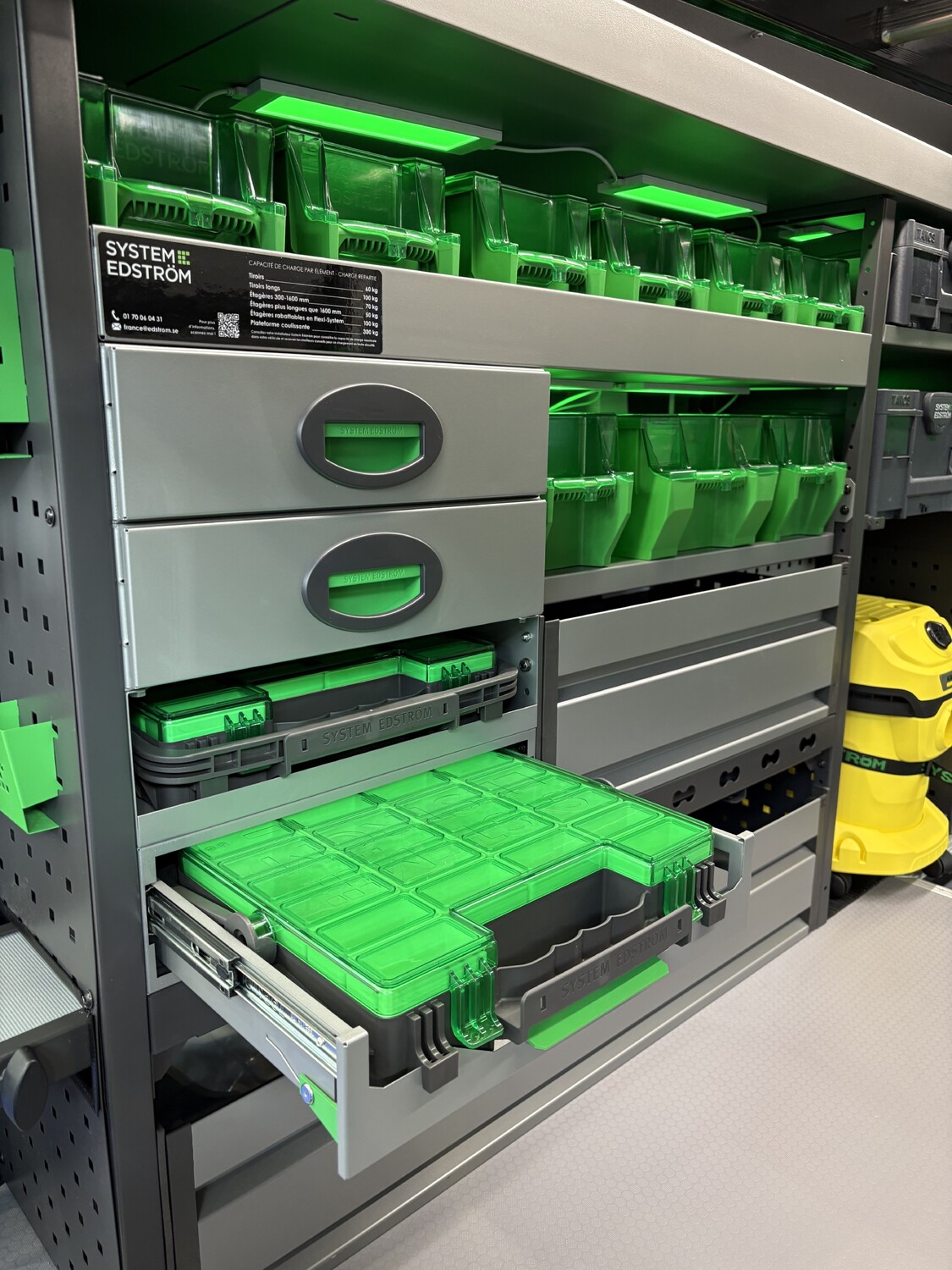 Aménagement intérieur utilitaire System Edström — étagères métal, tiroirs autobloquants et bacs à bec pour électricien — MeilleurUtilitaire.com