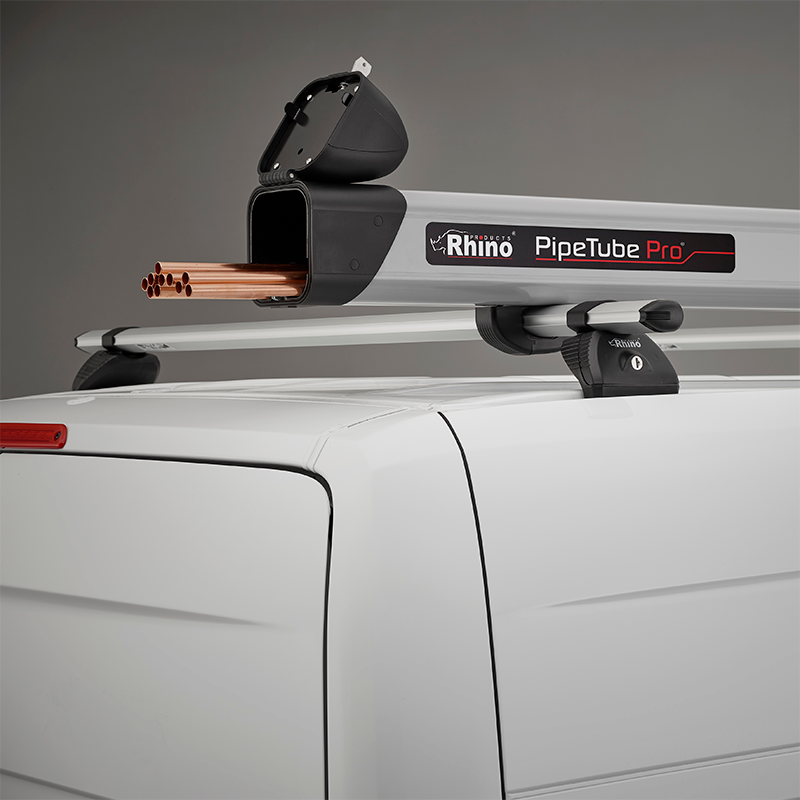 Porte-tubes Rhino PipeTube Pro fixé sur barres de toit d'un véhicule utilitaire — transport de tuyaux en cuivre pour plombier — MeilleurUtilitaire.com