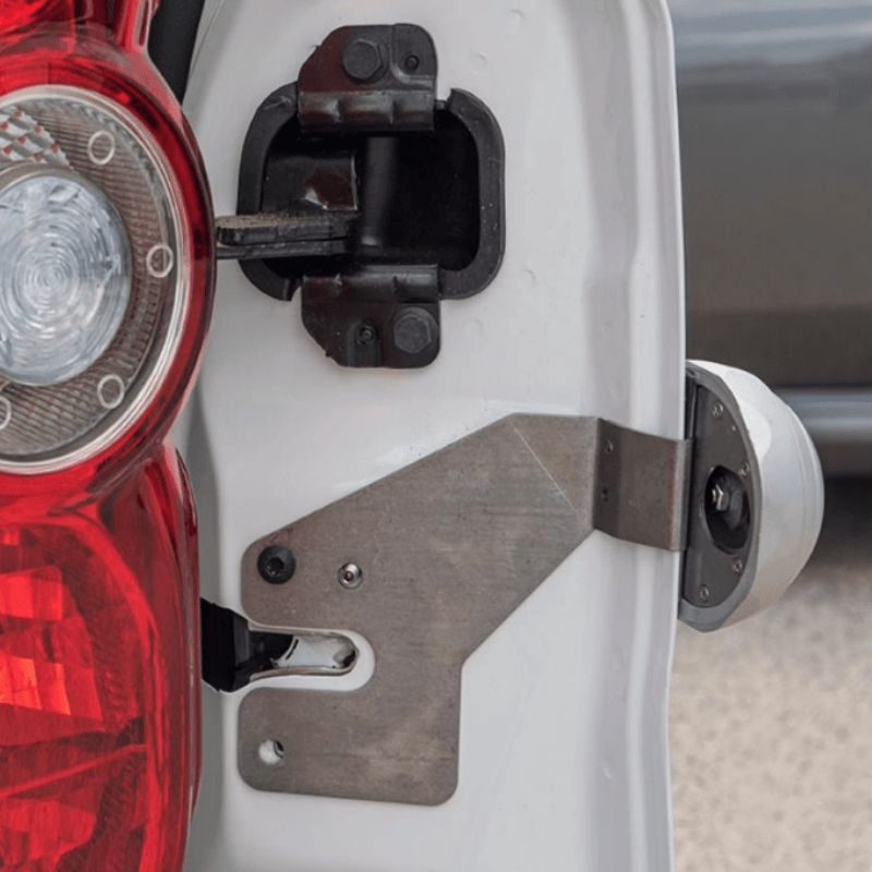 Serrure sans perçage Cargoblok — fixation sur les trous existants de la carrosserie, sans modification irréversible du véhicule. La solution idéale pour les véhicules en LLD ou leasing.